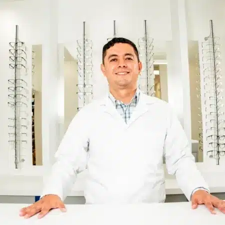 oftalmologo en mexicali dr julio iyari